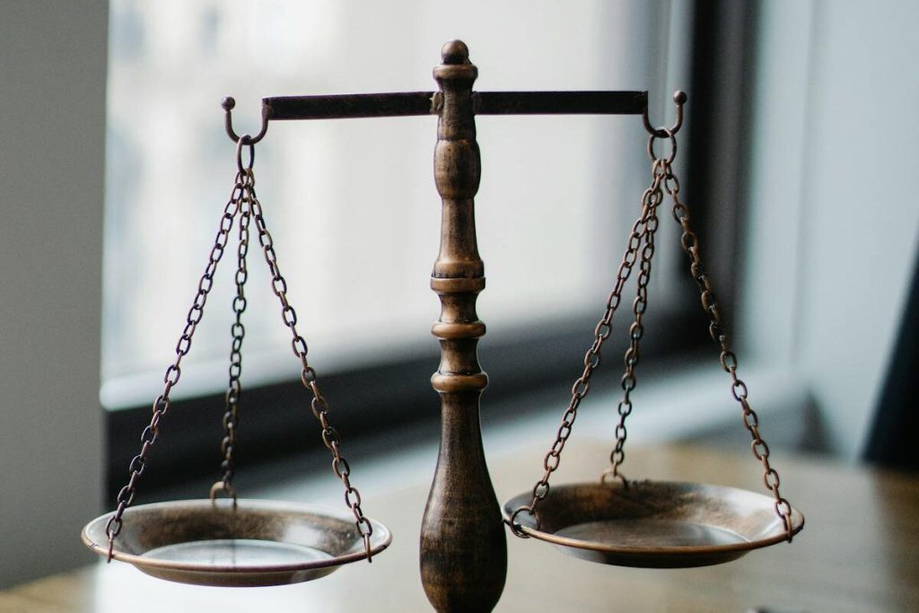 Justizwaage und Hammer im Richterzimmer